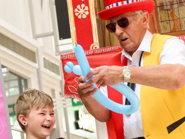 Balloon Modelling artist