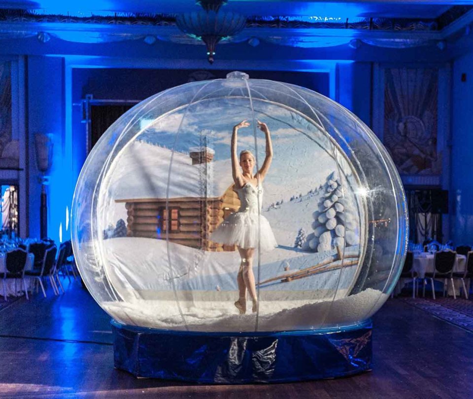 Giant inflatable snow globe - Odin Events